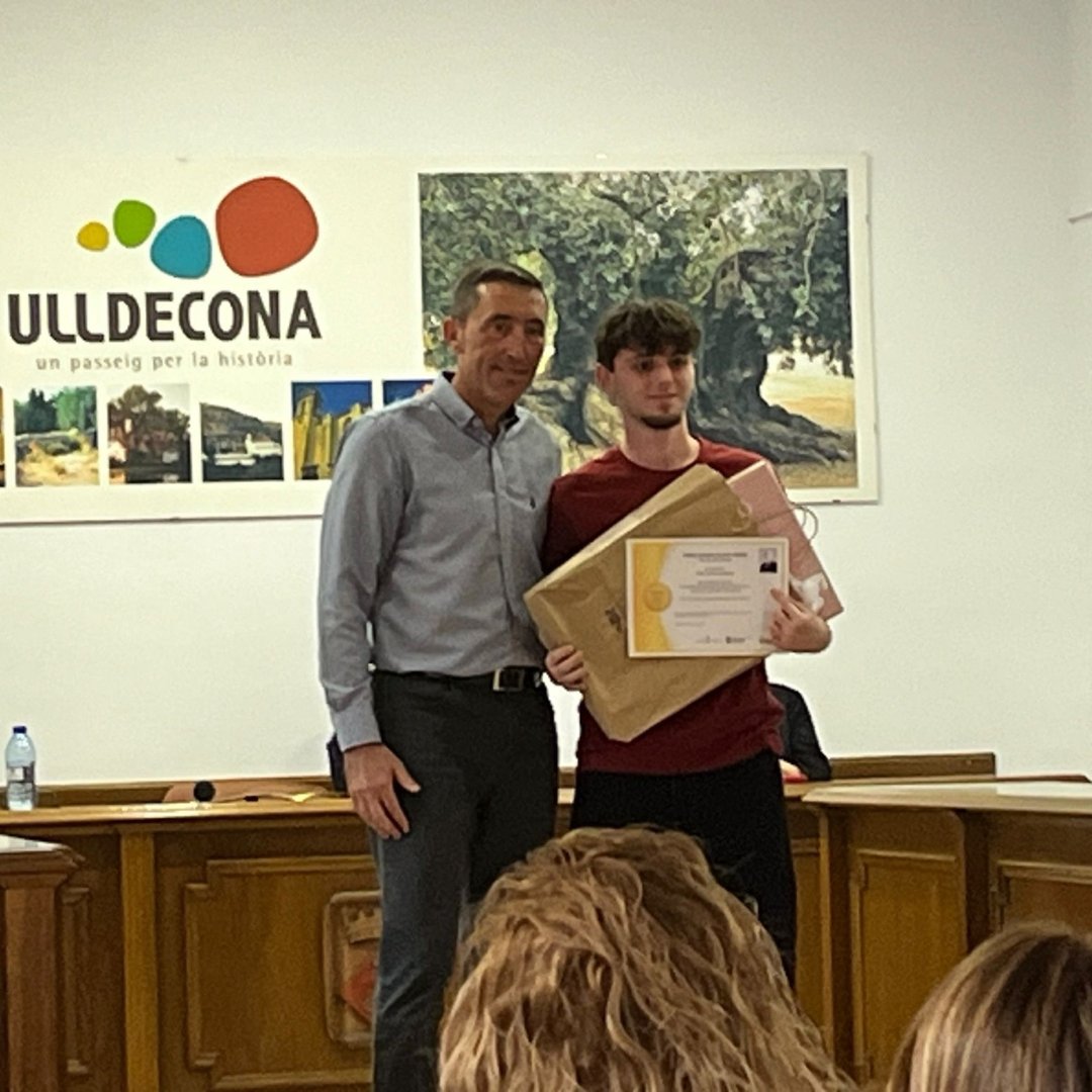 InstitutRBIV's tweet photo. 6a edició dels #premis Manuel Sales i Ferré a #treballsderecerca, convocats per l’Institut Manuel Sales i Ferré i l’@AjuntUlldecona. Lliurament del guardó a l’alumne Blai Tolòs pel seu TDR “Proposta de passarel·la de connexió per a vianants i ciclistes a Amposta". Enhorabona! 👏 https://t.co/KP0ONuLAEW