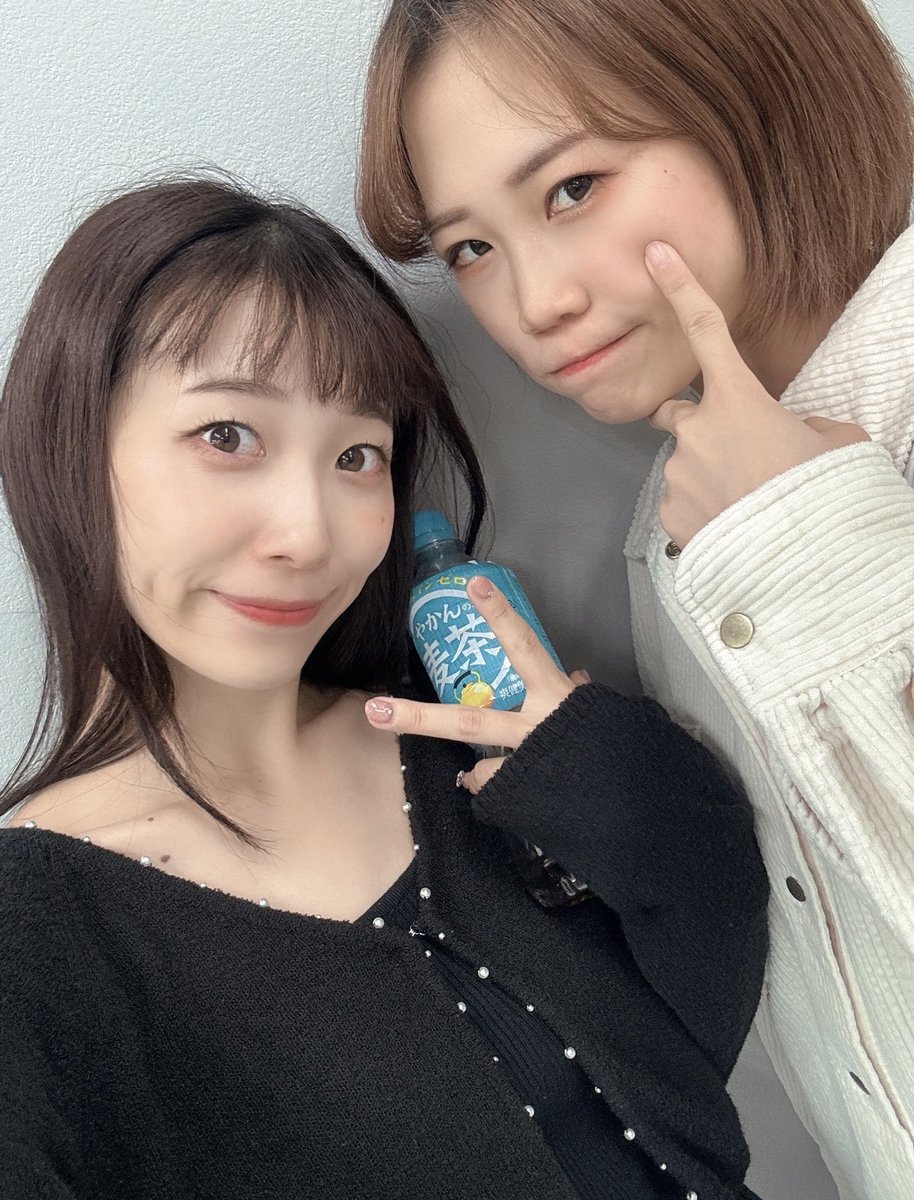 artistmomo73's tweet photo. ウランandティファニーです🩵💛
今日は公式のお稽古は無かったのですが、
二人でお仕事とレッスンの合間をぬってマジで真面目に歌とダンスの練習してました！！！2人でみっちり予習復習！！！🔥

（せなちゃまは頑張ったので今目の前でパフェ食べてます🍨）

開幕までしっかり積み上げていきます🎀
御来場心よりお待ちしております✨️✨️✨️

 #バレミュ 
 #GIHB 
 #ウラティファ