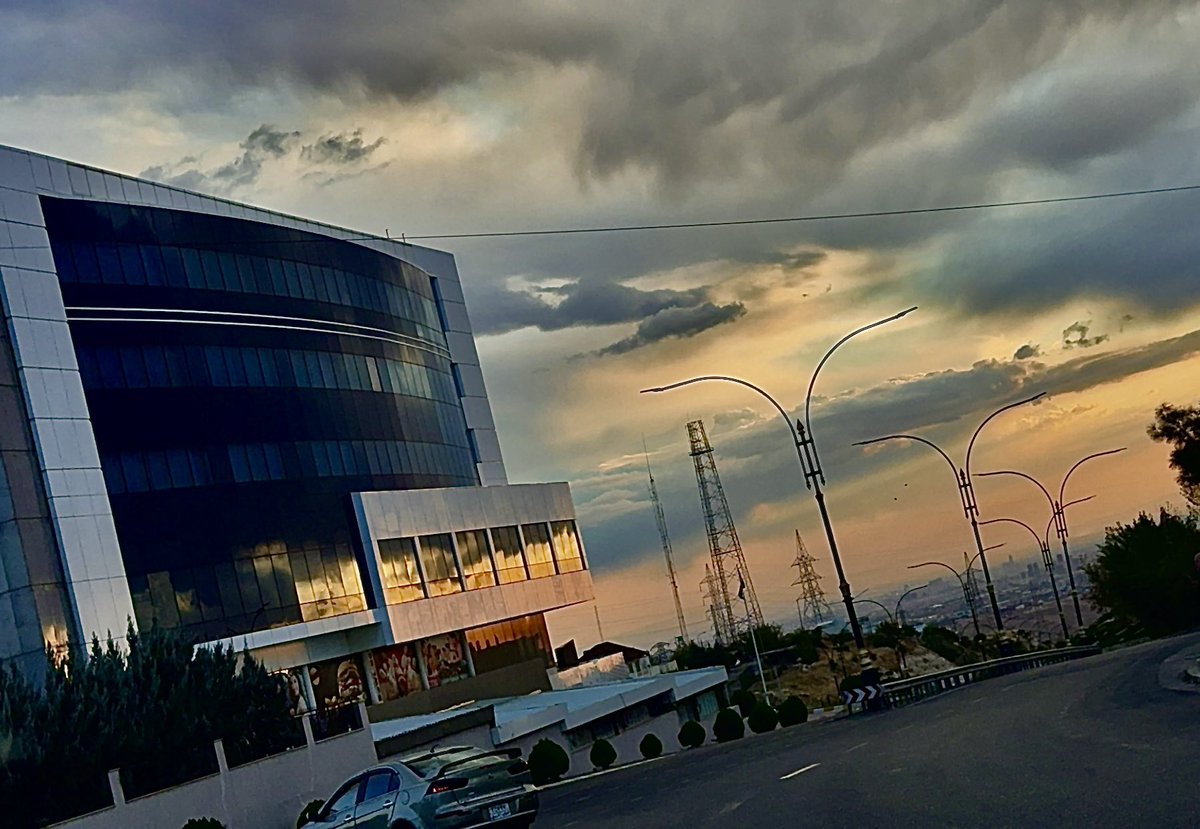 لەکن تۆ خار و خەس گوڵزارە بێ من
لەکن من خەرمەنی گوڵ خارە بێ تۆ
لەکن من با وجوودی ناس و ئەجناس
کەسی تێدا نییە ئەم شارە بێ تۆ
#نالی 
#Mycity 
 #sunset 
#Kurdistan