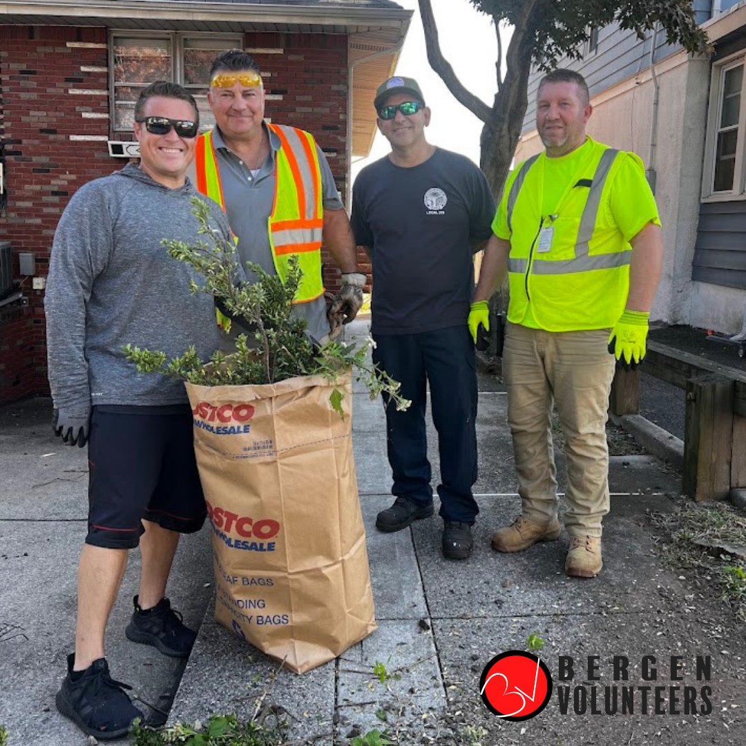 BCVolunteers's tweet photo. Leaves are falling, and for many seniors, yard work is tough. Thanks to @VeoliaWaterNJ volunteers, they can enjoy the outdoors without worry! Learn more about how we help seniors age in place: https://t.co/vWk0X9fJoK https://t.co/TmtXwcnJ3t