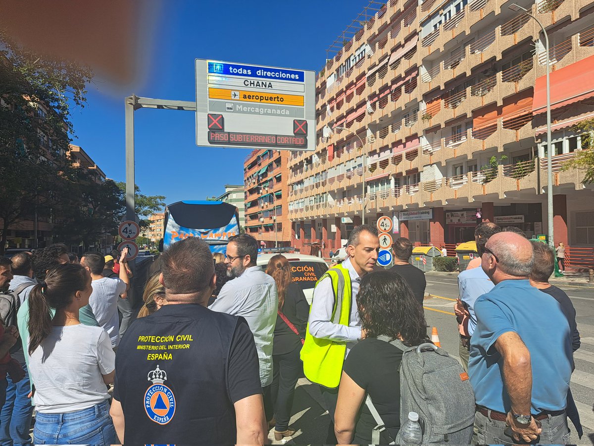 Estrelaromero2's tweet photo. Muchas gracias a Marcos Martínez,  Sergio Sánchez  y Pablo Villarrubia @Emasagra por mostrarnos los sistemas de prevención ante inundaciones
@cursoinundaciones 
#ENPCE
@proteccioncivil 
@SubdeGobGranada https://t.co/hjyVvAxBCi