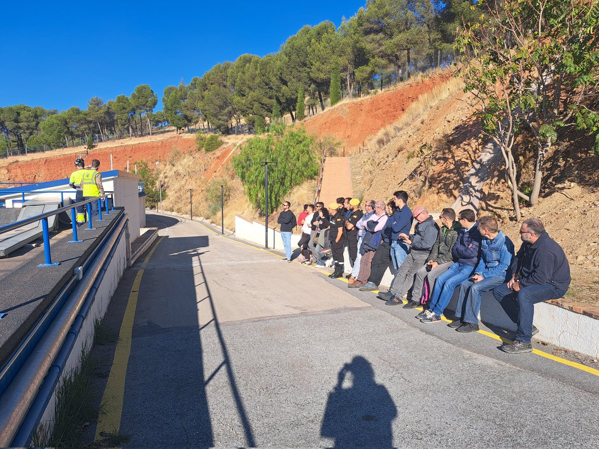 Estrelaromero2's tweet photo. Muchas gracias a Marcos Martínez,  Sergio Sánchez  y Pablo Villarrubia @Emasagra por mostrarnos los sistemas de prevención ante inundaciones
@cursoinundaciones 
#ENPCE
@proteccioncivil 
@SubdeGobGranada https://t.co/hjyVvAxBCi