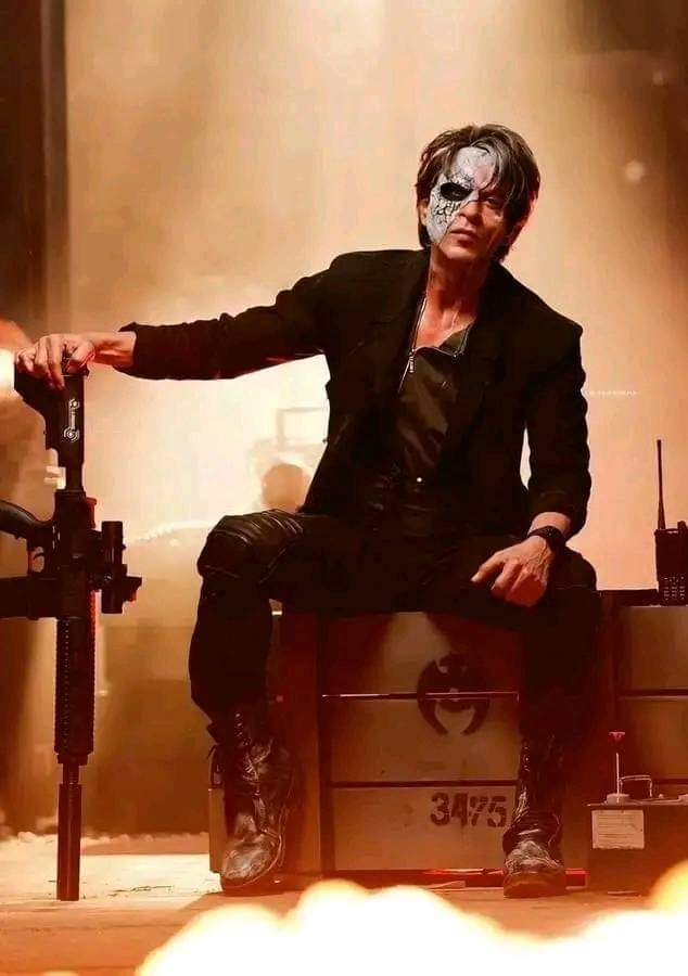 الكينغ قادم ، إعلان رسمي مرتقب لفيلم #King بطولة شاروخان ابهيشيك سوهانا وابهاي فارما بتاريخ 2 نوفمبر الموافق لعيد ميلاد ملك بوليوود 👑❤️
إمكانية بوستر وفيديو تشويقي أيضا 💥🔥
#ShahRukhKhan𓀠 #suhanakhan