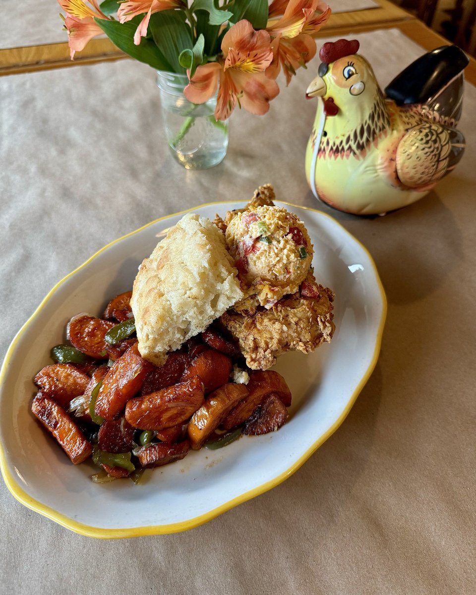FreshOnTheMenu's tweet image. The best way to start your day is at a #FreshOnTheMenu restaurant serving up #FarmToTable breakfast! 🐓🍳

📸: Glass Onion, Baguette Magic, Lowcountry Fresh