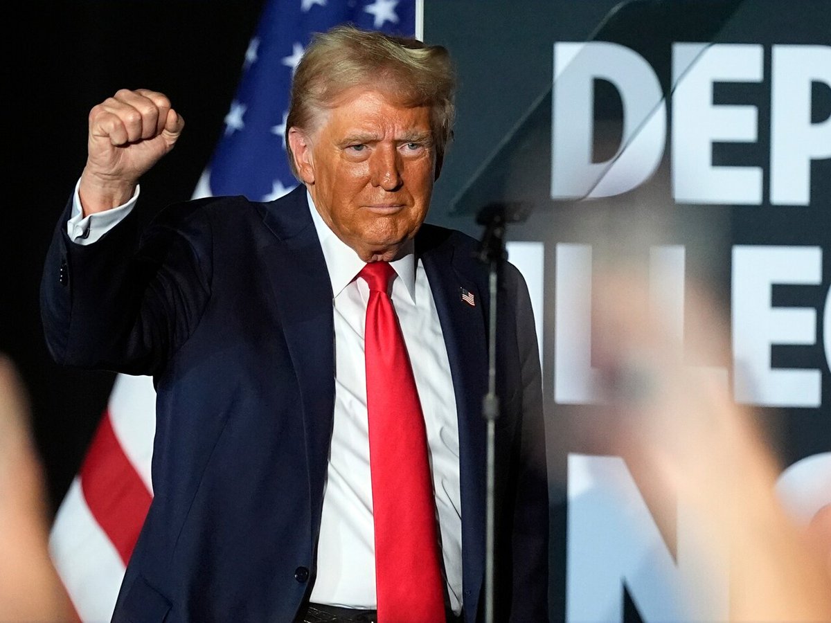 TOPXNews's tweet photo. 🚨 Trump is accusing the UK's Labour Party of election interference, filing a legal complaint against the governing party. 🤔 Claims focus on alleged foreign influence in US politics. What does this mean for international relations? 🇺🇸🇬🇧 #ElectionInterference #Trump #LabourPart… https://t.co/ABKgVii6s1