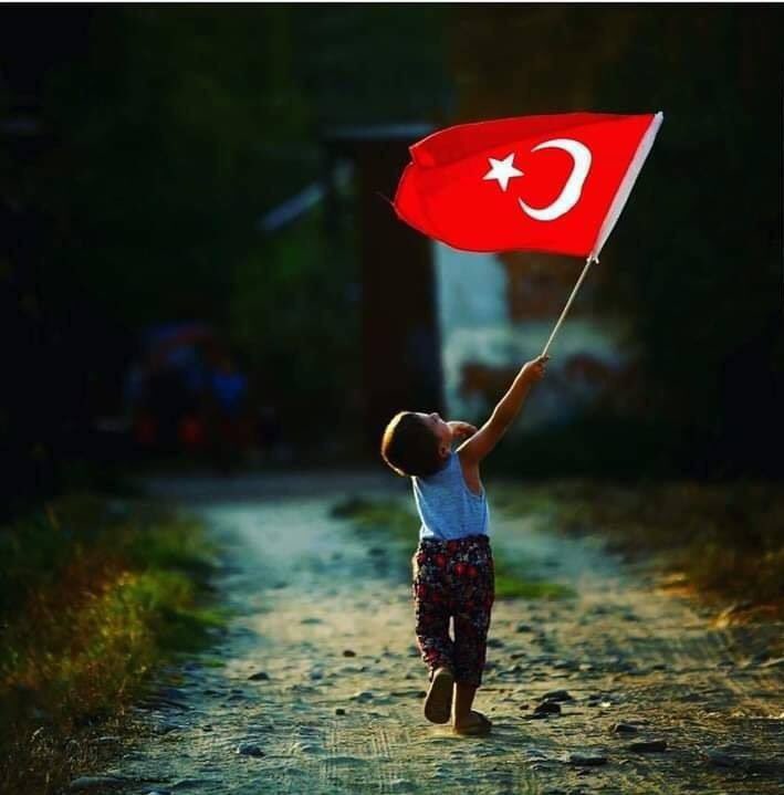 GonulErlerinden's tweet photo. Türkiye, yüksek fedakârlık sayesinde ve bin yılda meydana gelmiş aziz emek, mübarek emanettir. 

Türkiye hayat pınarımızdır. Azalır, çoğalır ama kurumaz.

Türkiye, şehit olan tek oğlunun ardından "vatan sağ olsun" diyebilen anadır, babadır.

Türkiye bahtımızdır. Dâimâ açık olsun. https://t.co/UyFOhNKb2x