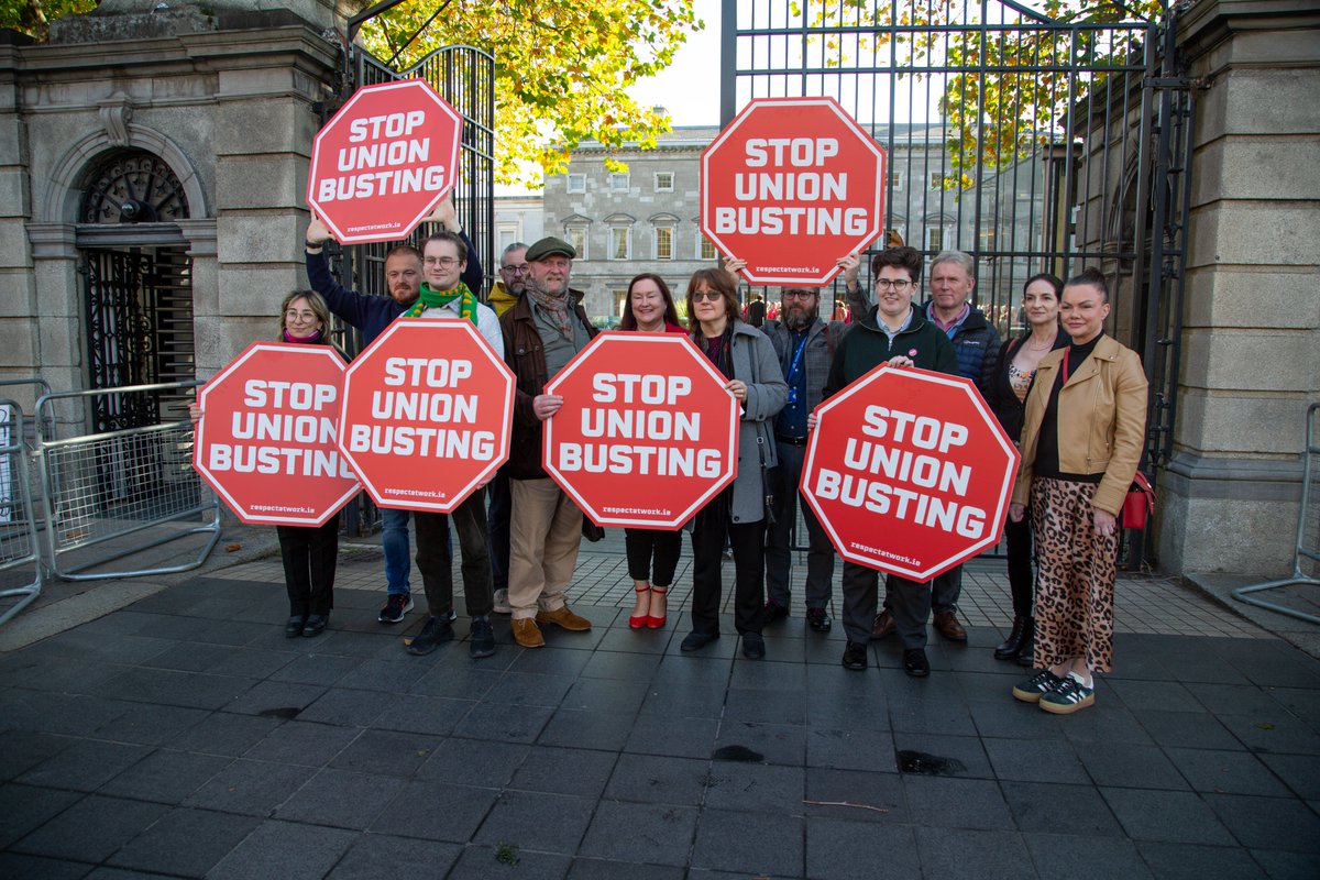 AgneseD_Anna's tweet photo. Today in front of the Dáil to say once again #StopUnionBusting!

#respectatwork #workersrights #tradeunions https://t.co/H9xttBuJpB