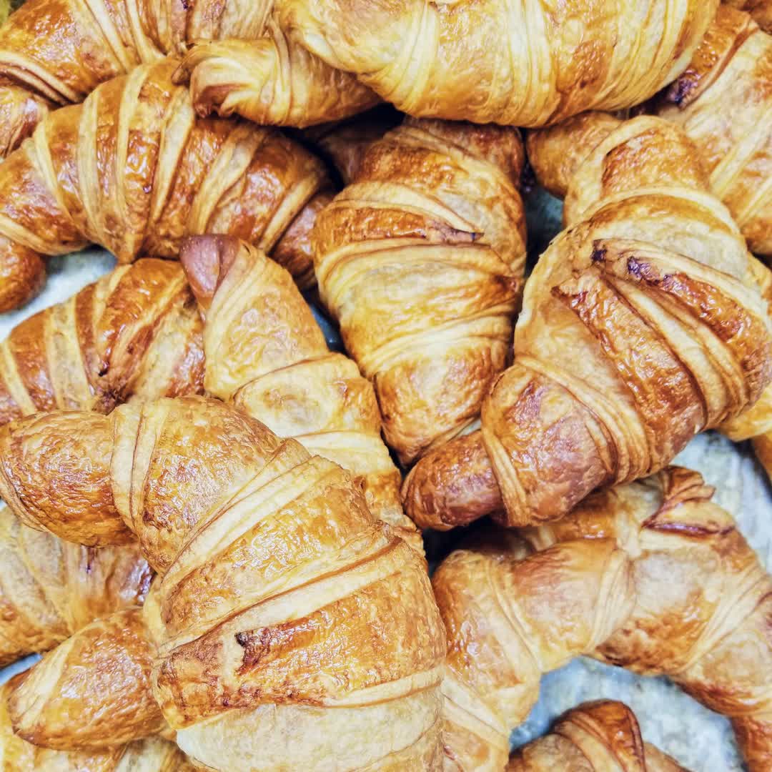 Indulge in our buttery, flaky croissants—baked fresh just for you! 🥐 ​
.​
.​
#CroissantLovers #FreshlyBaked #Breadologie #FrenchBakery