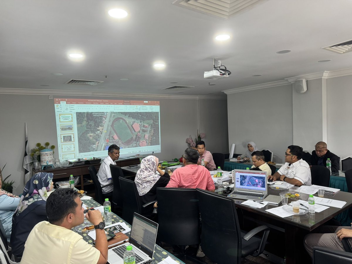 JKR Bangunan Terengganu (@jkrbangunantrg) on Twitter photo 23.10.2024 | Rabu : Mesyuarat penyelarasan bagi memuktamadkan lukisan, spesifikasi, skop dan kos telah diadakan bersama KPM , CSFB <a href="/csfbjkr/">CSFB JKR</a> <a href="/bfbp_csfb/">Bah. Fasiliti Bangunan Pendidikan_CSFB JKR</a> dan HODT JKR Trg untuk projek senggara SSNTBN. <a href="/JKRTerengganu/">JKR Terengganu</a> <a href="/HasliJKR/">Hasli Ibrahim (Ir. Dr.)</a> <a href="/MFahmi2nd/">Nur Fahmi</a> <a href="/nm_baihaki/">n m baihaki</a> 23.10.2024 | Rabu : Mesyuarat penyelarasan bagi memuktamadkan lukisan, spesifikasi, skop dan kos telah diadakan bersama KPM , CSFB <a href="/csfbjkr/">CSFB JKR</a> <a href="/bfbp_csfb/">Bah. Fasiliti Bangunan Pendidikan_CSFB JKR</a> dan HODT JKR Trg untuk projek senggara SSNTBN. <a href="/JKRTerengganu/">JKR Terengganu</a> <a href="/HasliJKR/">Hasli Ibrahim (Ir. Dr.)</a> <a href="/MFahmi2nd/">Nur Fahmi</a> <a href="/nm_baihaki/">n m baihaki</a>