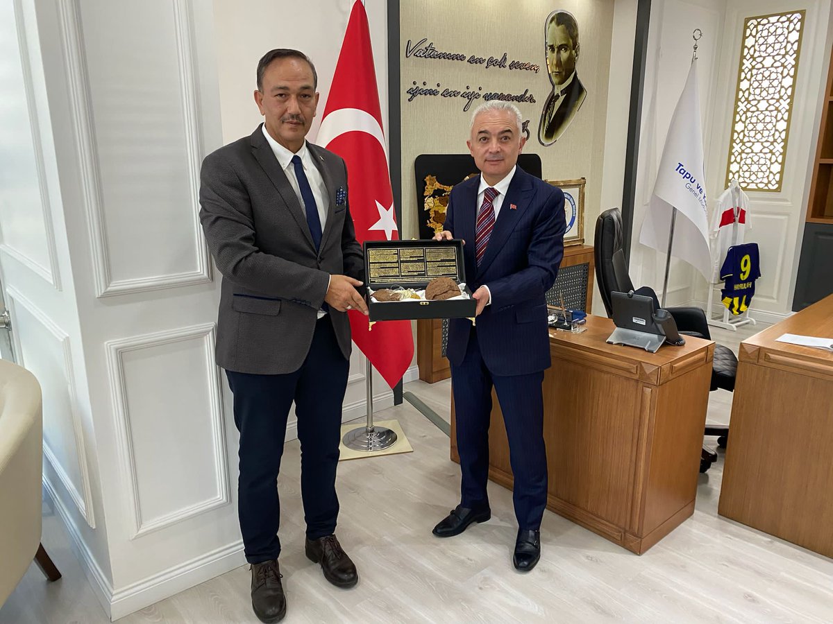 Kırklareli Valisi  Uğur TURAN'ın Bölge Müdürlüğümüzü ziyaret etmiş olup, Bölge Müdürümüz Hayrullah AKDEMİR ile kurum kültürü üzerine sohbette bulunarak, kurumumuzun faaliyetleri, Kıkrlareli İli Tapu ve Kadastro Müdürlüğü Yeni Hizmet Binası hakkında istişarede  bulunmuşlardır.