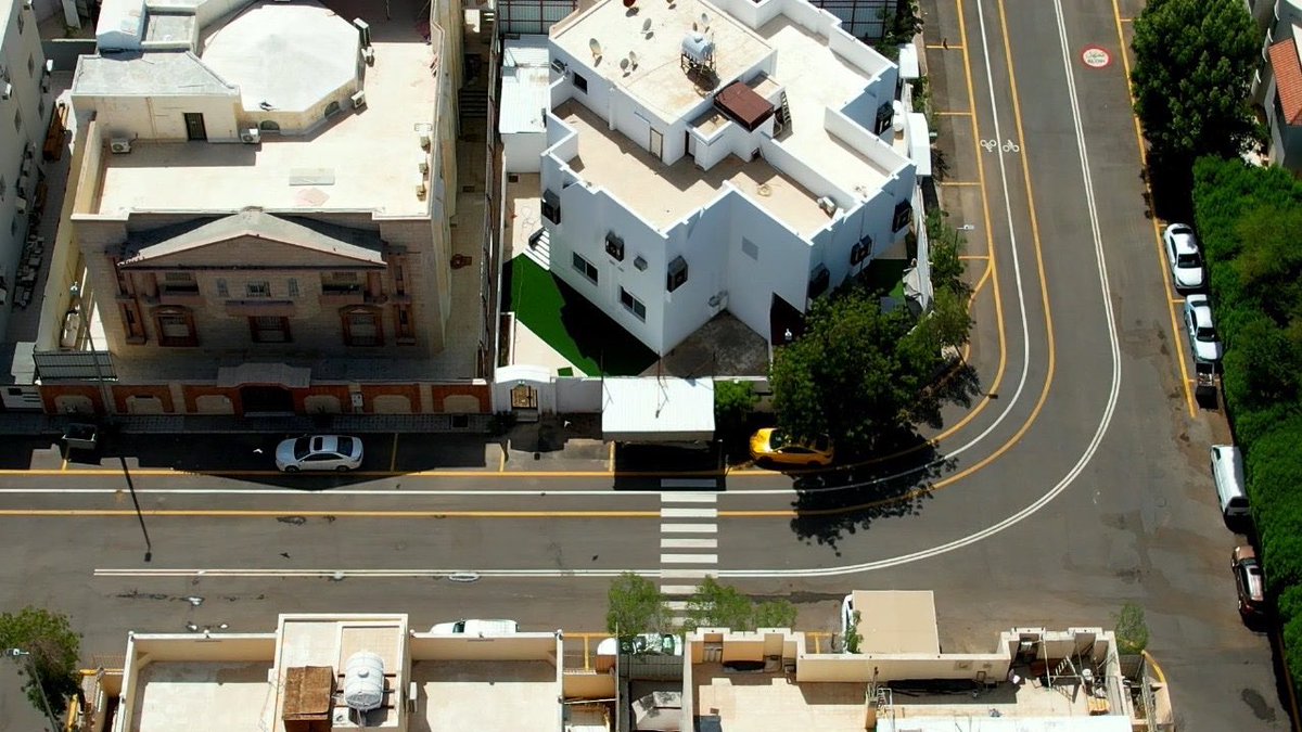 الانتهاء من تنظيم مسارات الطرق في حي بئر عثمان في #المدينة_المنورة، من خلال إعادة دهان الطرق وممرات المشاة وتهيئة مسارات الدراجات الهوائية وتركيب لوحات إرشادية لرفع كفاءة السلامة المرورية في الحي