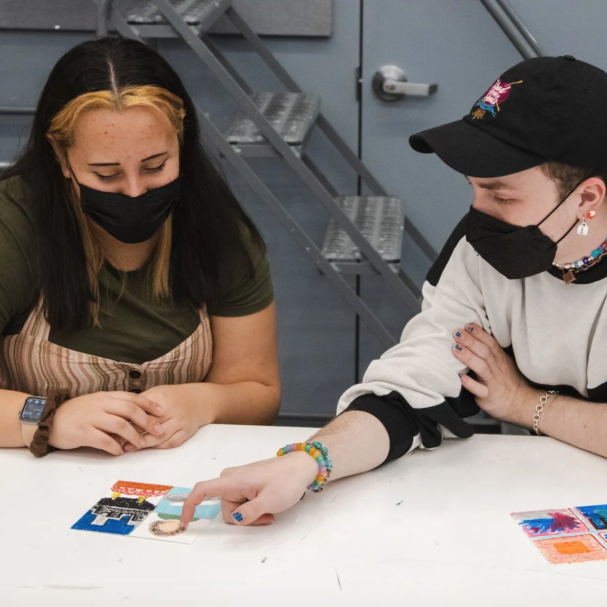 BeUnLonely's tweet photo. 📣 Calling all arts and health enthusiasts in higher ed! Join us online for a free Colors &amp; Connection training today from 4:00 - 5:00 pm ET! Learn to run a fun, 60-min workshop that helps students bond through art-making. Sign up or share with a friend: https://t.co/qy5QnWE4WZ https://t.co/mOixYMAwKN
