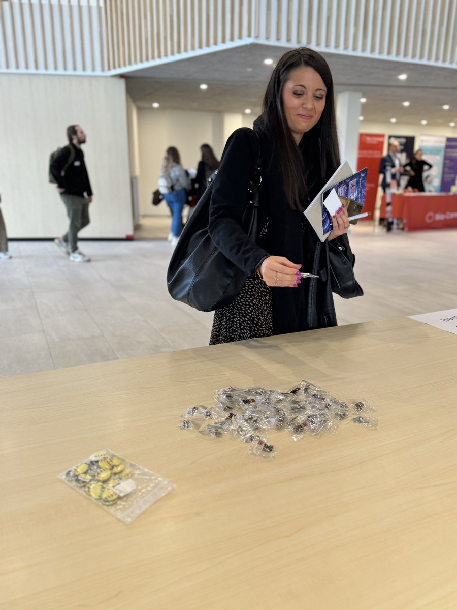 yBIS_BE's tweet photo. #yBIS &amp; @y_efis pins and stickers are at the registration booth 😎 Grab a pair and proudly represent #young immunologist wherever you go 🥳 https://t.co/UC0wk8je0o