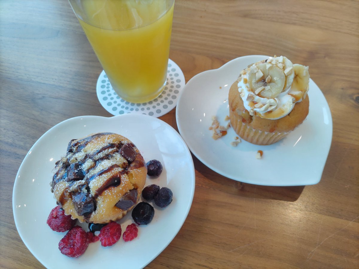 odekake_niigata's tweet photo. ポキパスでマフィンと飲み物のセットが¥500−です
飲み物がコーヒー・紅茶・オレンジジュース・アップルジュース・ウーロン茶から選べるので、オレンジジュースオススメ🩷
今、オレンジジュース高いよね
可愛くデコられたスイーツとドリンクが500円で楽しめるのよかったです
#おでかけ長岡
#MOACAFE https://t.co/0fjYJLnSjK