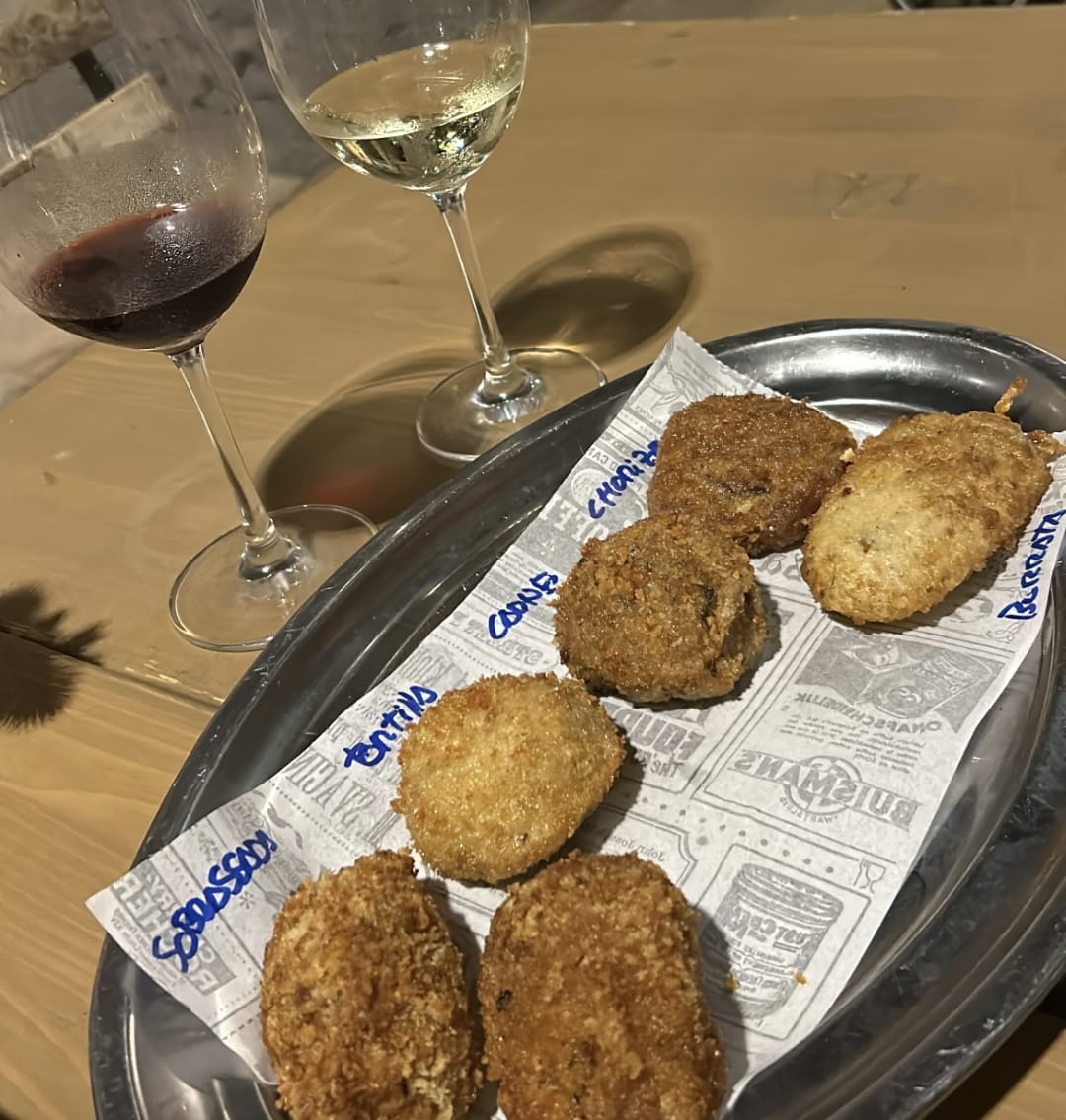 A las 19 h empieza el desfile de croquetas irresistibles. 🔥
1️⃣ Mejillones y vermut
2️⃣ Tortilla
3️⃣ Bacón y mozzarella
4️⃣ Carne y manzana 🍎 
5️⃣ Roquefort y pasas
6️⃣ Panceta y pimienta
7️⃣ Pollo lacado
8️⃣ Queso de cabra y orégano 
#Reus #croquetas #CroquetteDay (📸: <a href="/jesusjumilla/">María Jesús Jumilla</a>)