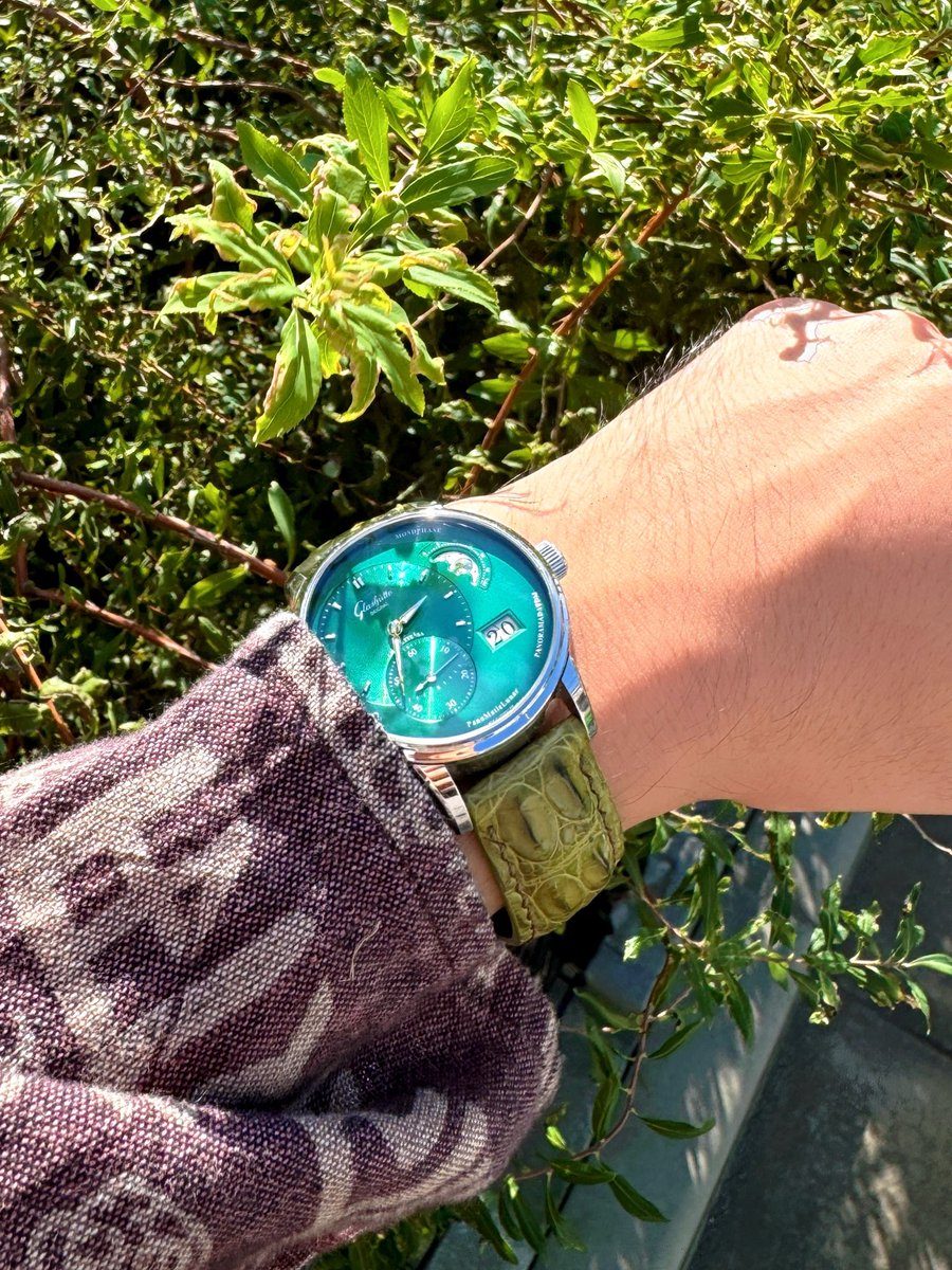 pine_gulf's tweet image. 自分への誕生日プレゼントに #earnest のベルトを購入。
グリーンのホーンバッククロコ。

かっこいい〜

なお、2歳の息子には恐竜の革で出来ていると伝えているもよう🦖