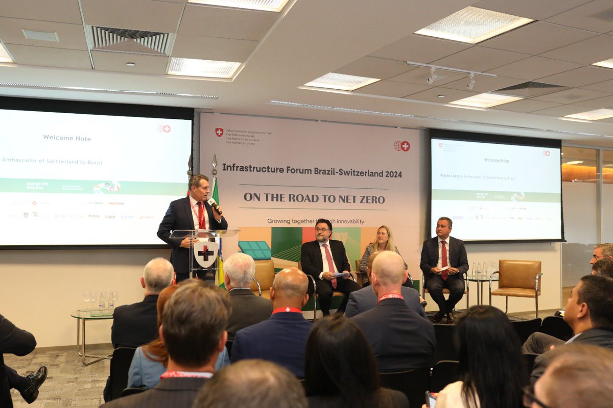 Abertura pela <a href="/SECO_StateSec/">Helene Budliger Artieda</a> Hélène Budliger e o Ministro <a href="/costa_rui/">Rui Costa</a> do 2º Fórum Brasil-Suíça de Infraestrutura, na sede da <a href="/UBS/">UBS</a> com mais de 350 participantes. O tema desta edição é “Rumo ao Net Zero”, em alinhamento com a agenda🇨🇭🇧🇷 e os objetivos da presidência no <a href="/g20org/">G20 South Africa</a> 🤝