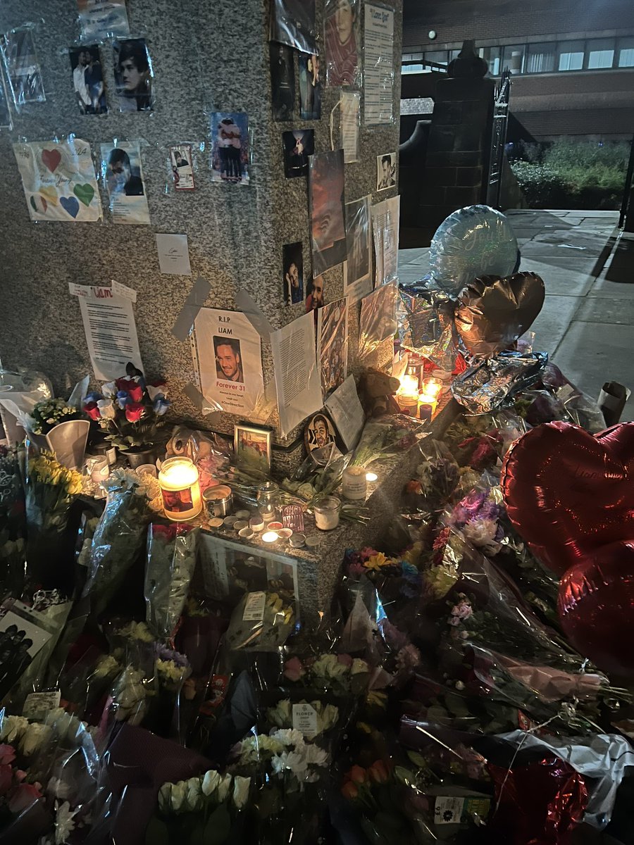WhirlwindHarry's tweet photo. Yesterday i went to Liams memorial in wolves. His home town. My heart is broken💔  the energy was so still and calm. 😢 the memorial stand is just beautiful. #LiamPayneForever #LiamInOurHearts #Wolves #LiamMemorial #JusticeForLiam https://t.co/4K5SzmhYeO