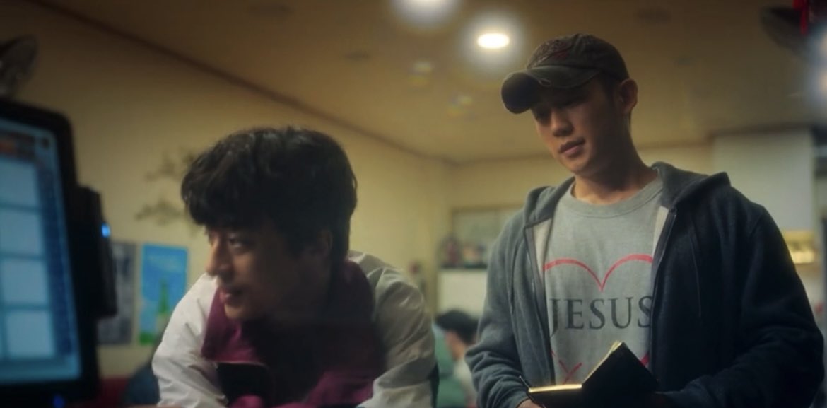 선임 옆에서 저 큰 가슴팍 위로 지저스 사랑티셔츠를 입는거는.좀.
지저스한테 제송할짓 아닌가.싶네요
지저스가.볼록하네요.