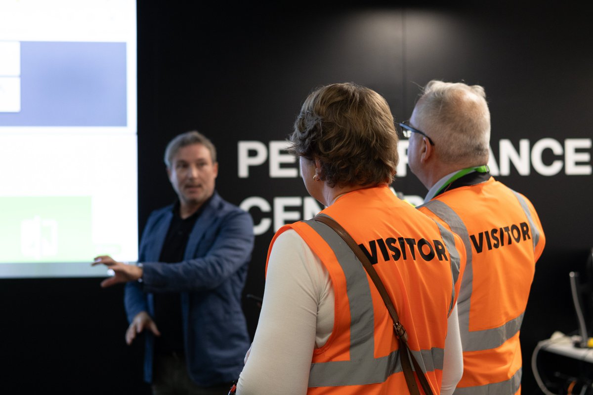 FinlandinItaly's tweet image. 🧑‍🏭Ambassador Matti Lassila and his spouse Satu Mäki-Lassila visited @valmetglobal 's #tissueconverting production unit in Lucca, Tuscany.
"During the visit, I was particularly impressed by the #hightechnology and how the customer’s individual needs are encountered", said Lassila.