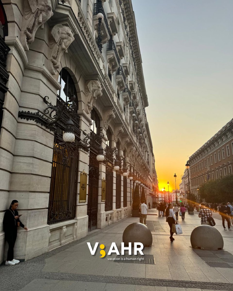 "Con la calma de este hermoso atardecer, Madrid nos recibió ayer para dar inicio al Congreso 'Bienestar sin Burnout'.

#VIAHR #BienestarsinBurnout #Vacationisahumanrightfoundation #Burnout #Madrid
