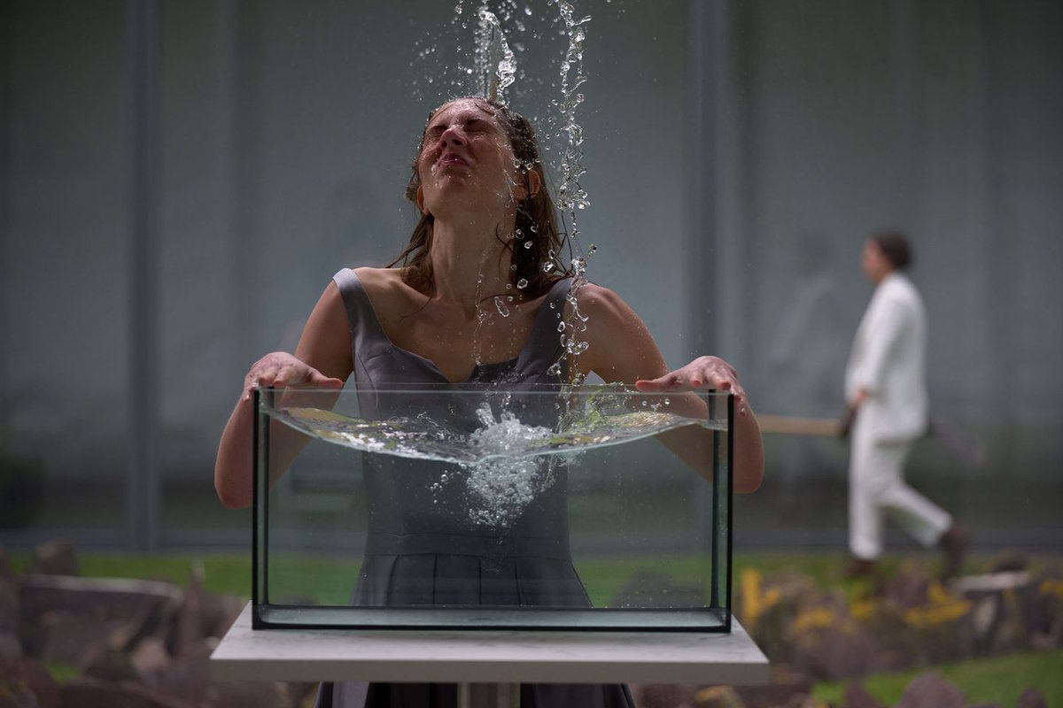 Kulturkenner's tweet photo. Sie gilt als Pionierin der Performance-Kunst. Auch als Professorin an der Folkwang Universität der Künste setzte Marina Abramović Maßstäbe. Darüber informiert ein Buch, das die Künstlerin am 2.11. im Museum Folkwang vorstellt: https://t.co/aFmnAXZZ4c
📷 Julian Duprat Petrich https://t.co/AZ5qJGgQNq
