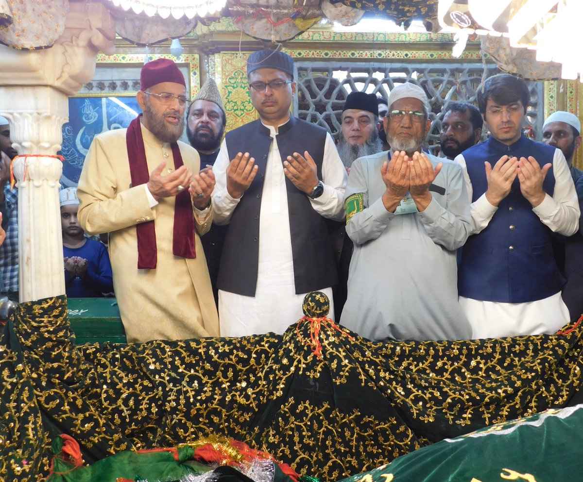 PakinIndia's tweet photo. A group of 75🇵🇰 Zaireen visiting India to participate in the 721st Urs celebrations of Hazrat Nizamuddin Aulia (RA) were also present on the occasion.After laying the traditional chaddar at the shrine,the participants offered dua&amp;prayed for Pakistan’s progress and prosperity. https://t.co/GwvTcXneKf