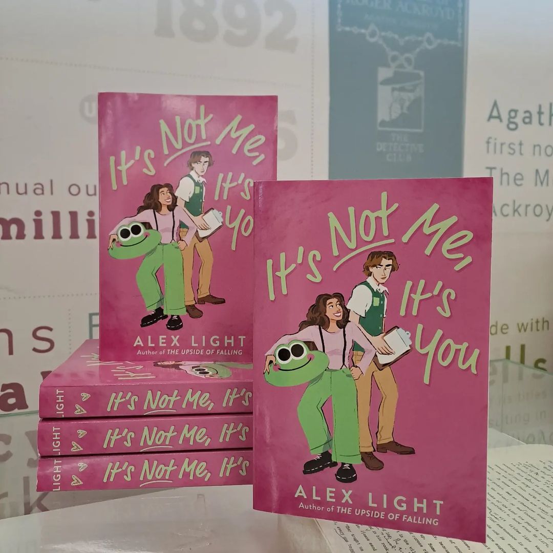 The gorgeous copies of It's Not Me, It’s You by <a href="/alightstories/">alex light</a> have arrived 😍 and are being mailed out to our bloggers for the upcoming tour alongside @instabooktours! Coming out 21st November in the UK 🥳 🇬🇧

📚: waterstones.com/book/978006333…