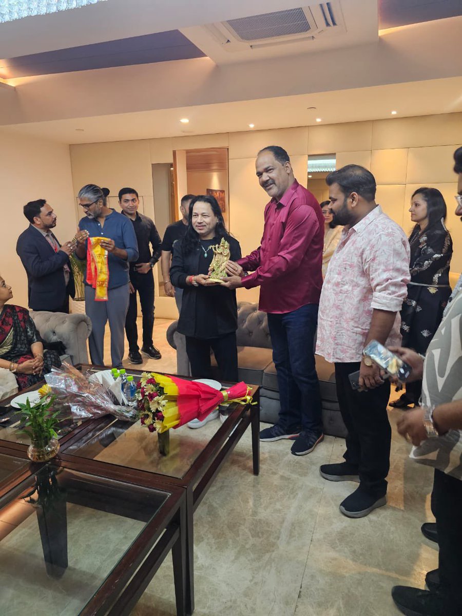 bsa_aligarh72's tweet photo. भारत के प्रसिद्ध गायक @kailashkher जी से आज अलीगढ़ में मुलाक़ात हुई और उनका स्वागत किया ❤️ 
.
.
.
.
.
.
.
.
.
.
.
.
.
.
.
#kailashkher #aligarh #newpost #kailashkhersongs #meetkailashkhair https://t.co/Tspvm5LdnY