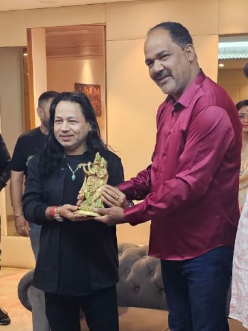bsa_aligarh72's tweet photo. भारत के प्रसिद्ध गायक @kailashkher जी से आज अलीगढ़ में मुलाक़ात हुई और उनका स्वागत किया ❤️ 
.
.
.
.
.
.
.
.
.
.
.
.
.
.
.
#kailashkher #aligarh #newpost #kailashkhersongs #meetkailashkhair https://t.co/Tspvm5LdnY