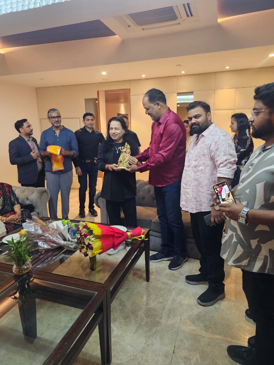 bsa_aligarh72's tweet photo. भारत के प्रसिद्ध गायक @kailashkher जी से आज अलीगढ़ में मुलाक़ात हुई और उनका स्वागत किया ❤️ 
.
.
.
.
.
.
.
.
.
.
.
.
.
.
.
#kailashkher #aligarh #newpost #kailashkhersongs #meetkailashkhair https://t.co/Tspvm5LdnY