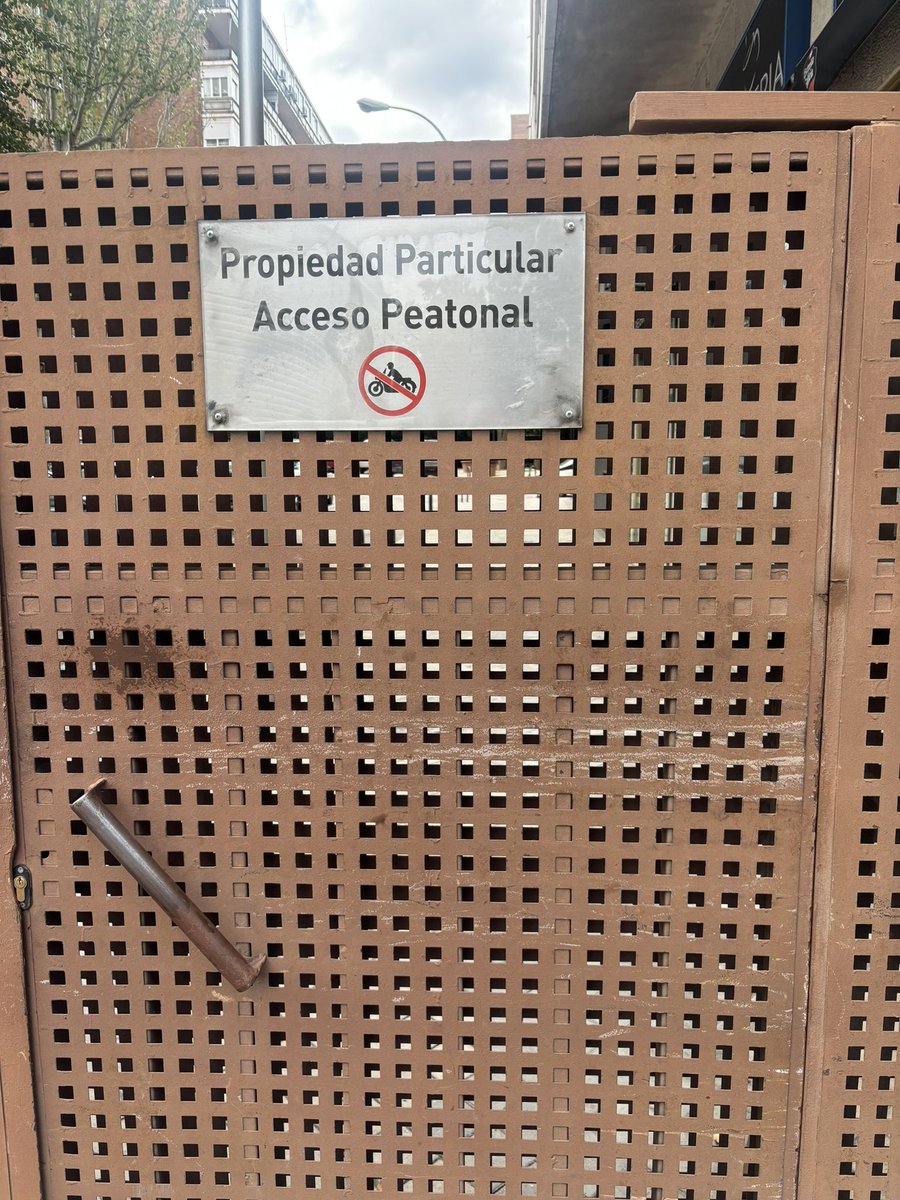De esto que vas andando por la Castellana de #Madrid y te encuentras esto. Piensas ¡Qué chulo! Pero luego ves que no es una plaza, que es propiedad privada y que, salvo el nombre, no hay ni un triste recuerdo del Califa de Córdoba. #manolete