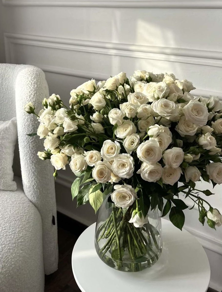 i3Moment's tweet photo. White Roses https://t.co/eWjybTN2gn