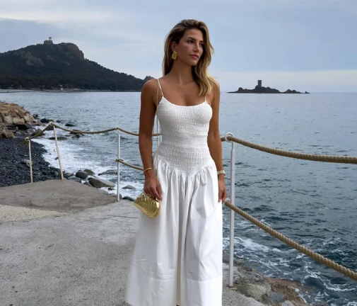mayaz07271's tweet photo. 🌹 Summer dresses are all about elegance this year, featuring A-line skirts, drop waists, and romantic details. Delicate embroidery, tiered silhouettes, and classic necklines are must-haves. Here are my top picks for the season's most romantic dresses. https://t.co/0bWHfBMCDH