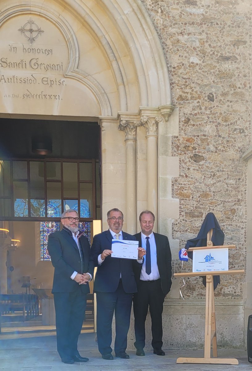 FFBGrandParis's tweet photo. Yannick DEBRUYNE Vice-Président en charge des relations institutionnelles de la FFB Grand Paris et Patrick MAILLARD Président de l’Union Départementale du 94, ont remis à la commune de Santeny le prix régional des #RubansduPatrimoine, en présence de Vincent BEDU Maire de Santeny. https://t.co/jbJpb0A3ZE