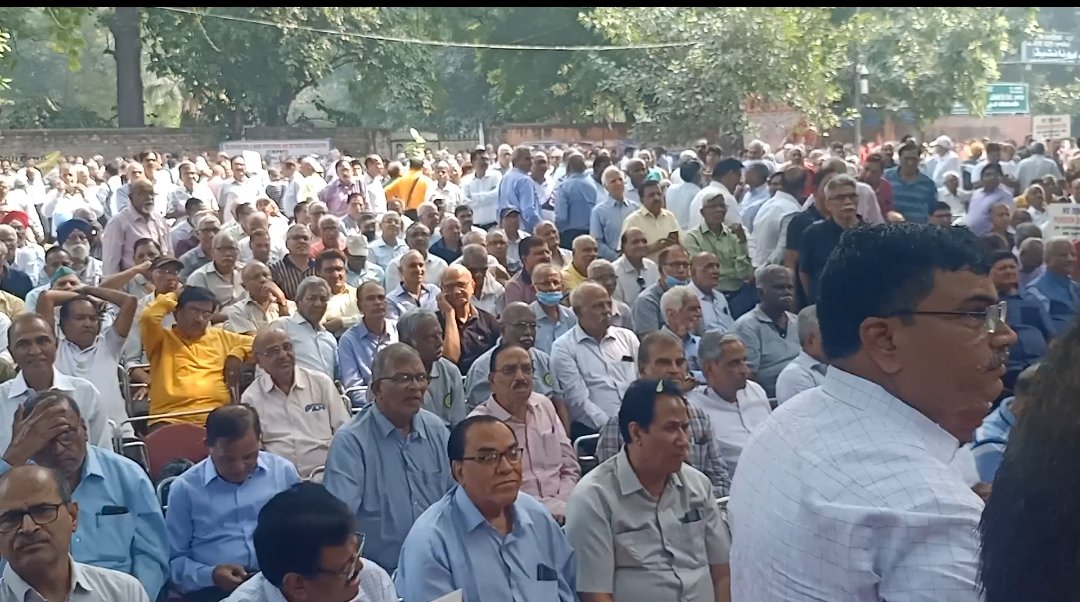 Massive Dharna of Bank Pensioners &amp; Retirees at Jantar Mantar being addressed by FINANCIAL SECTOR INCHARGE, BMS Sri Girish Arya jee. Speech delivered by our respected leader was widely appreciated by the mammoth gathering of bank retirees.