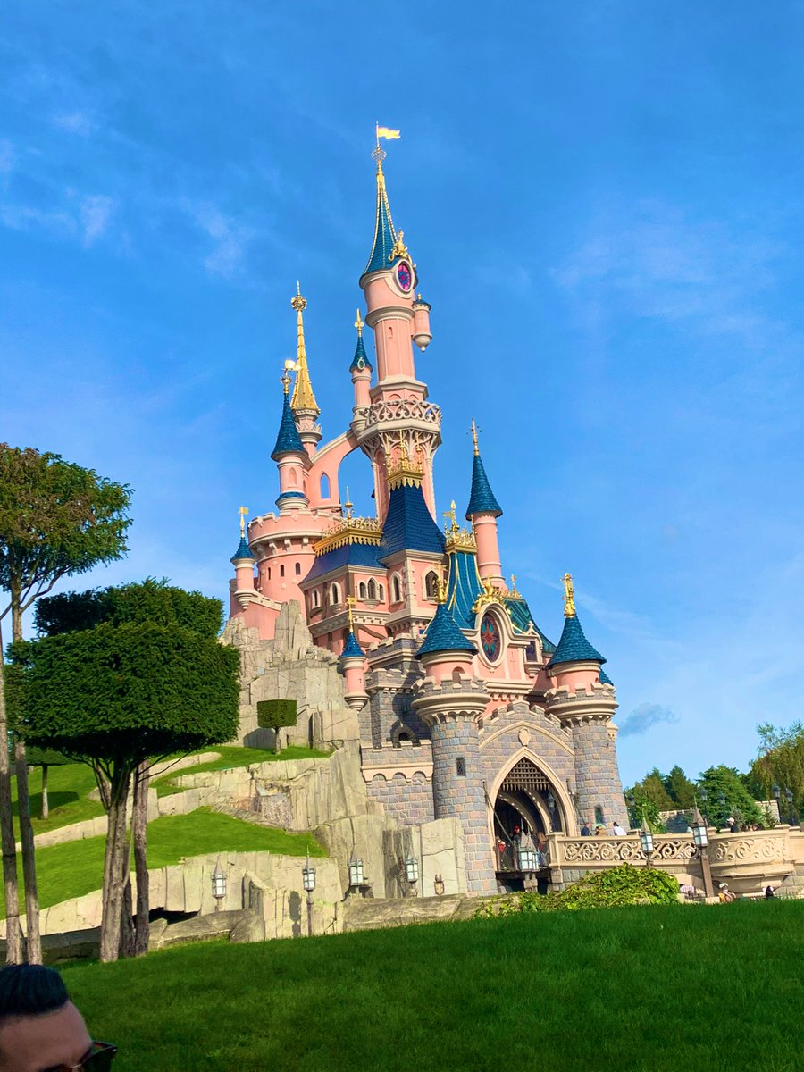 JustNevine's tweet photo. Un peu de repos 😌  #DisneylandParis https://t.co/IsRiDhzyGn