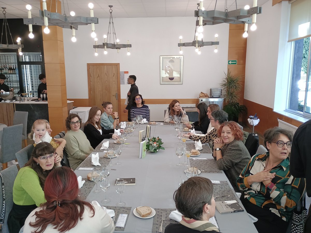 CaldodeGroria's tweet photo. Susana S. Aríns no club de lectura do profesorado para comentarmos #Seique
Comezo de luxo!
#clubsdelectura #bescolaresgal #memoriahistórica #memoriafamiliar https://t.co/R5PHJ8UZ1v
