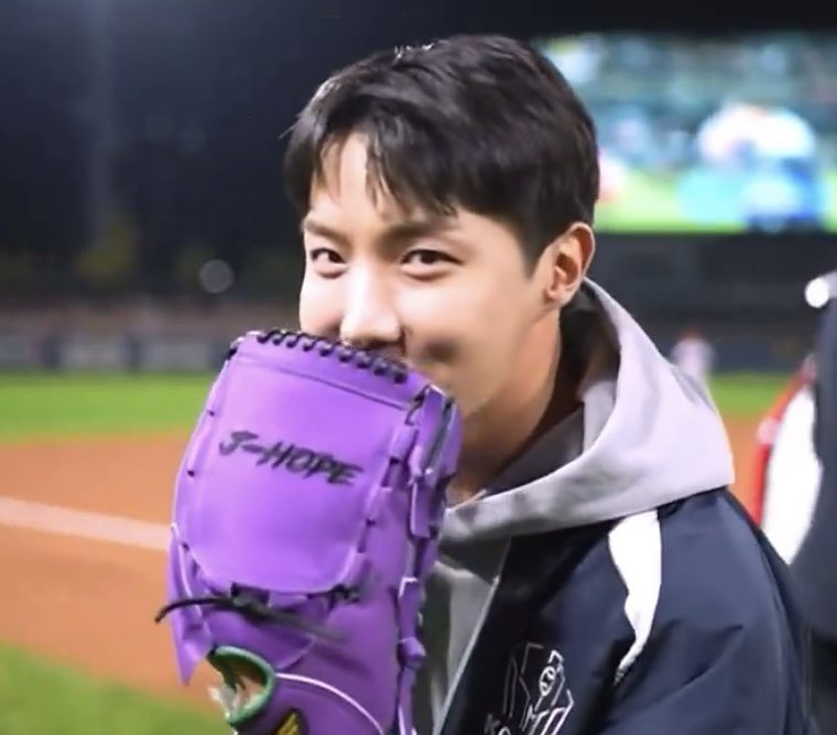 KaorisHope's tweet photo. わーん
言葉にならない。

同じシーンのスクショが
溢れてる☺️

みんな
好きなアレだよね😍

#JHOPE https://t.co/33hytWEtq7