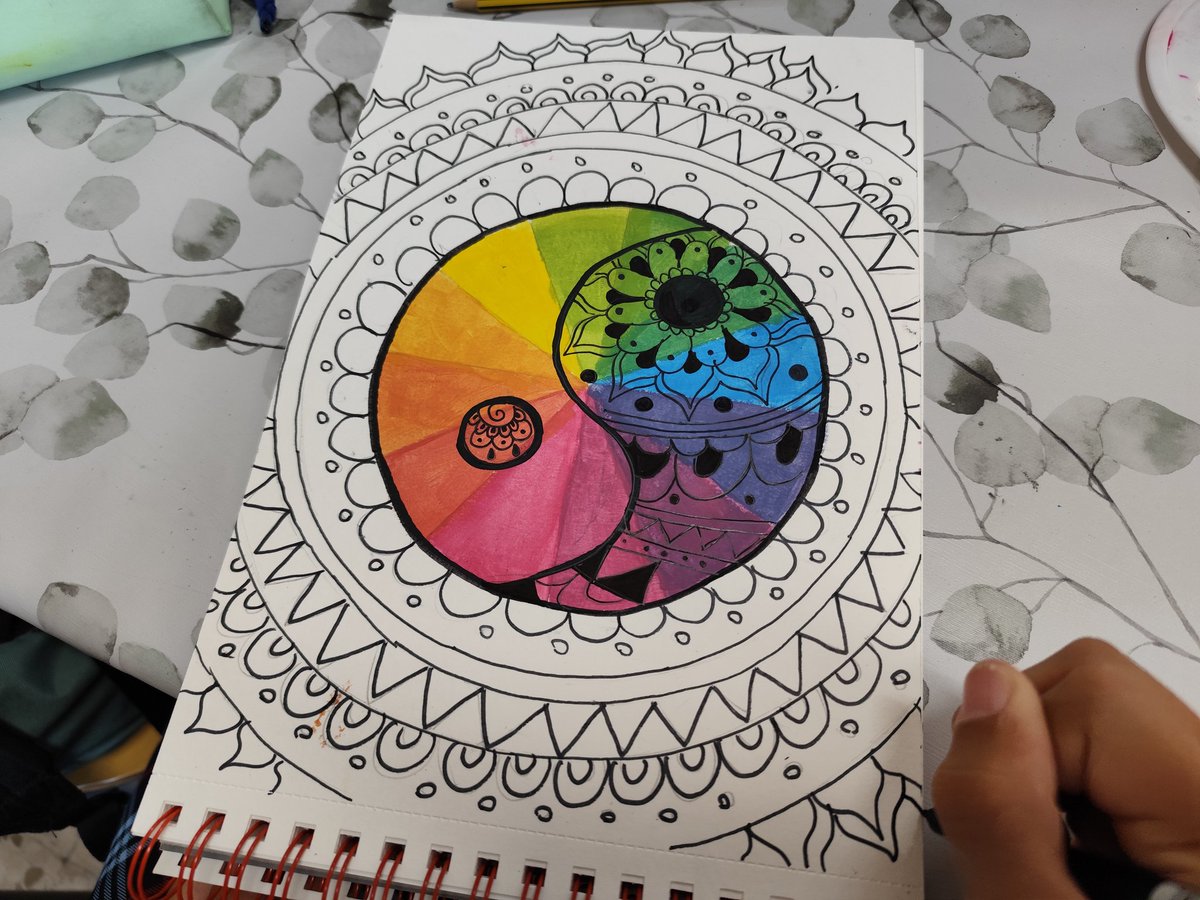 jaimemunne's tweet photo. Los alumnos de primero de secundaria de @ColegioSalliver aprenden cuáles son los colores primarios, secundarios y terciarios mediante la realización de estos círculos cromáticos con témperas #epva #arts #ABP #crecerenconfianza https://t.co/rKTSHCpaLB