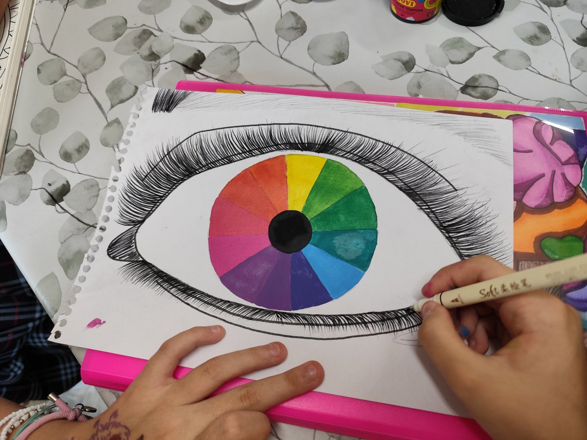jaimemunne's tweet photo. Los alumnos de primero de secundaria de @ColegioSalliver aprenden cuáles son los colores primarios, secundarios y terciarios mediante la realización de estos círculos cromáticos con témperas #epva #arts #ABP #crecerenconfianza https://t.co/rKTSHCpaLB
