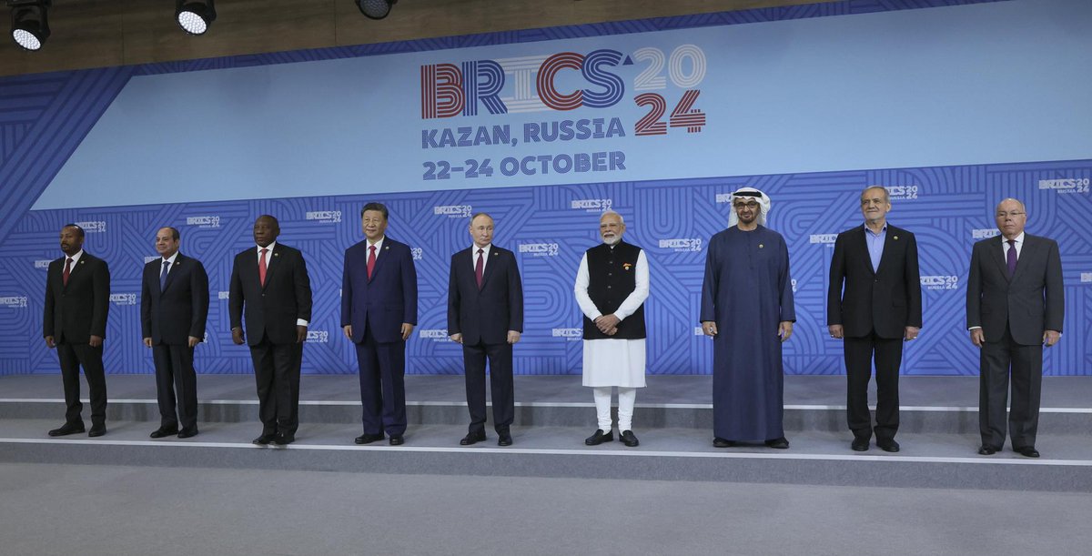 UHN_Plus's tweet photo. 🇷🇺🇻🇪 | ¡FUERA MADURO!

Nicolás Maduro quedó fuera de la foto de los líderes de los BRICS este miércoles 23 de octubre en Kazán, Rusia, tras una contundente declaración de Brasil. 

Celso Amorim, asesor de Asuntos Internacionales de Brasil, rechazó tajantemente la entrada de Venezuela en el grupo de economías emergentes, afirmando que “no sirve de nada llenar los BRICS de países” y que el ingreso de nuevos miembros “debe ser muy bien estudiado”. 

Se puede hacer menos el ridículo, después de viajar miles de kilómetros. 🫠