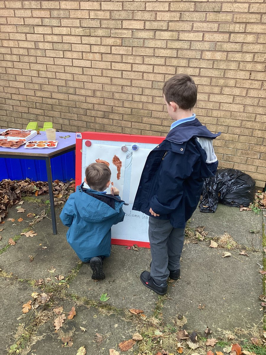 P2/1 enjoyed the autumn sunshine this morning during our outdoors literacy hour. We wrote words and letters on pumpkins, followed a sound scavenger hunt, and painted autumn leaves.