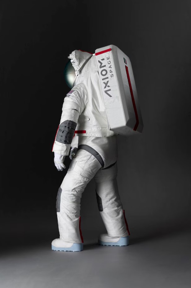 GrSupremo's tweet photo. La NASA dio a conocer en una rueda de prensa, que llevaron una colaboración histórica con la marca Prada, quien diseñó los trajes espaciales que vestirán los astronautas de la misión Artemis III.

📷📷Más información en: https://t.co/E2Ilotmu77

#NASA #Prada #ArtemisIIII https://t.co/LyT7X1lYKP