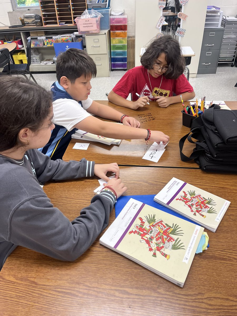 Morphology at work! Creating new words by adding suffixes and prefixes to roots.
#d100inspires #KomenskyLionPride #OrgulloLeonesKomensky