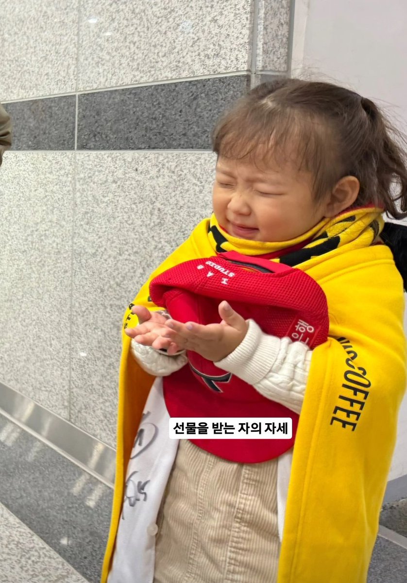 이서 품 안에 쿠션인 줄 알았는데
그냥 모자였어... 🥹 이서 너무 작아 소중해 사탕해🫰