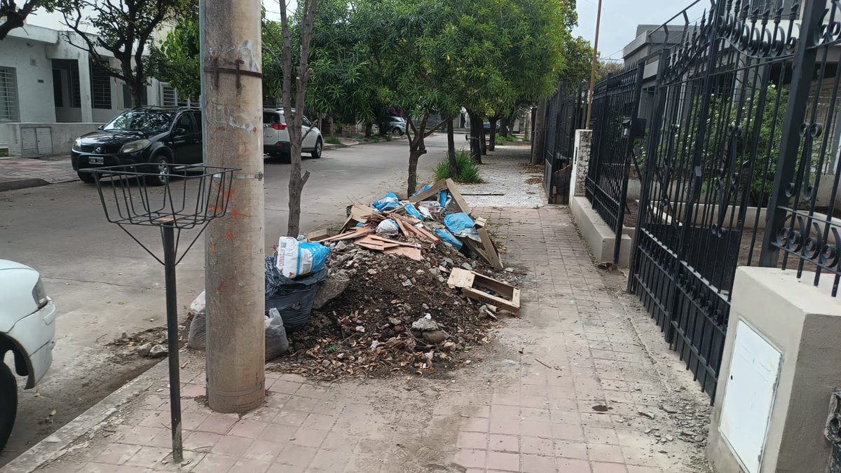 mperez03's tweet photo. @UrbacorSa y @MuniCba  urbacor para que hacen publicidad que recogen ramas y escombros por la radio , si después no pasan, hace un mes, imposible de comunicarte por teléfono , mail o chat, no puedo decir que es malo el servicio, porque es inexistente https://t.co/WDmdHKtvcR