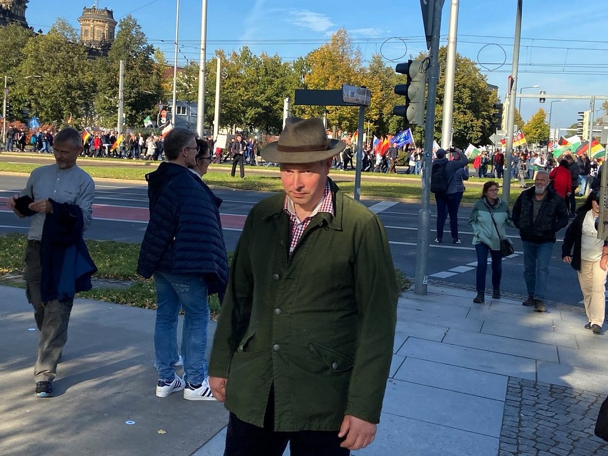  Der Aufrichtige (@der_aufrichtige) on Twitter photo Bei dieser PEGIDA-Veranstaltung durften selbstverständlich auch Fabian Eller und Holocaustleugner Christian Bärthel, sowie Lutz Giesen nicht fehlen.
Danke an <a href="/VersaRed_Foto/">VersaRed.Foto</a> und <a href="/RPFDMOPO/">Eric Hofmann</a> für die Fotos. 7/7 Bei dieser PEGIDA-Veranstaltung durften selbstverständlich auch Fabian Eller und Holocaustleugner Christian Bärthel, sowie Lutz Giesen nicht fehlen.
Danke an <a href="/VersaRed_Foto/">VersaRed.Foto</a> und <a href="/RPFDMOPO/">Eric Hofmann</a> für die Fotos. 7/7