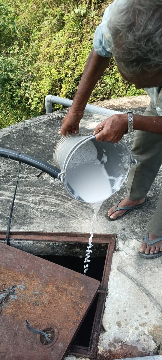 ખેરાલુ તાલુકાના લુણવા ગામે તલાટી તથા વહીવટદાર દ્વારા પાણીજન્ય રોગોને અટકાવવા માટે પાણીના ક્લોરીનેશન માટેની કામગીરી હાથ ધરવામાં આવી તથા લોકોને પોતાના ઘર ની આસપાસ તથા અંદર સાફ-સફાઈ રાખવા સૂચન કરવામાં આવ્યું....