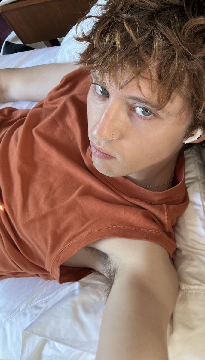 why do clairo and troye sivan look like gender bent versions of each other